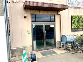 LINE_ALBUM_河本商店事務所シャッター工事、事務所2階フロアタイル施工_250729_14